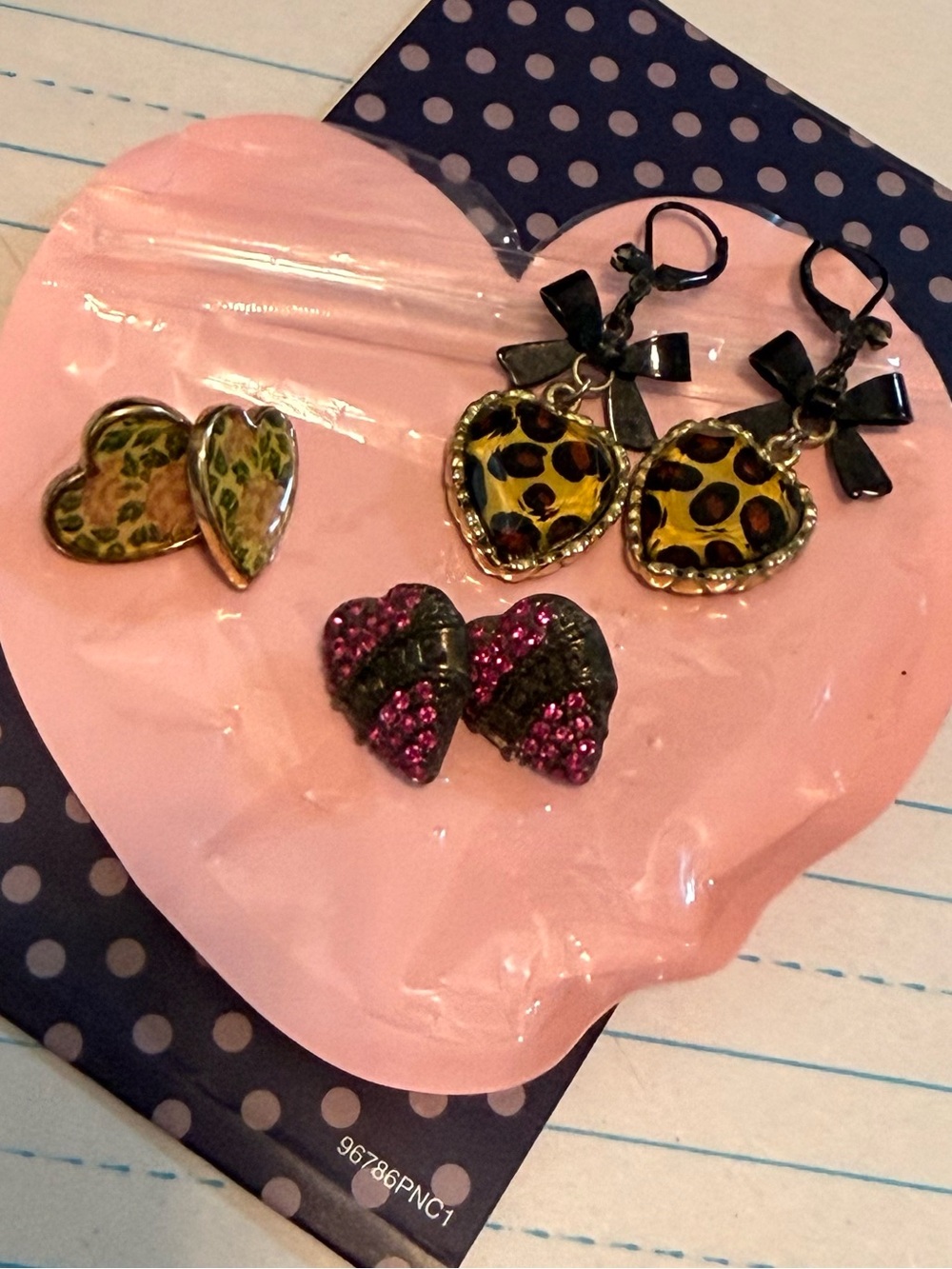 (3 Pairs) - Heart-shaped earrings 🩷🖤🤎